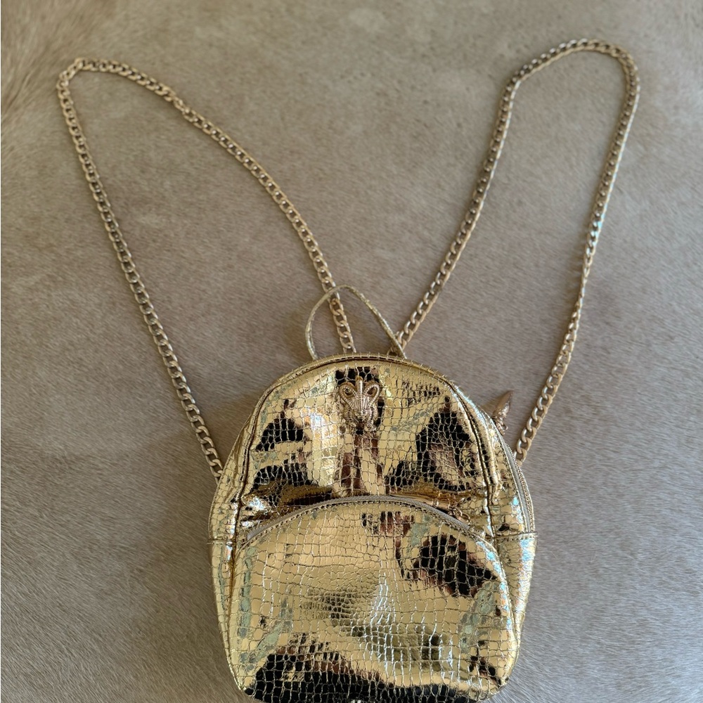 Molten metals gold trend- Laurel Dewitt gold bag/backpack/metal - Picture 12 of 14